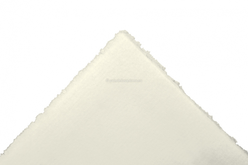 Sobres y tarjetas de papel hechos a mano