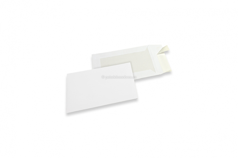 Sobres con dorso de cartón - 162 x 229 mm, anverso kraft blanco de 120 gramos, reverso dúplex blanco de 450 gramos, tira